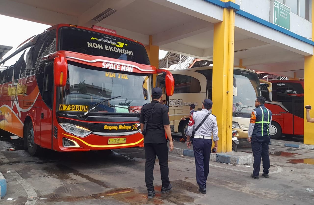 PERSIAPAN: Pengelola Terminal Purabaya saat lakukan pengecekan kelayakan armada bus. (M SAIFUL ROHMAN/RADAR SIDOARJO)