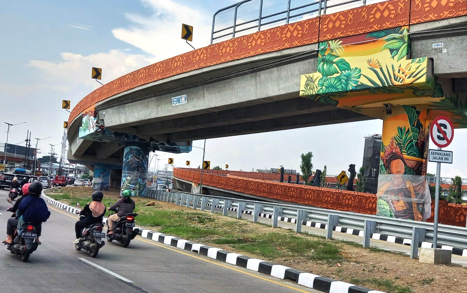 LEBIH INDAH DAN MENARIK: Mural dilukis di pilar penyangga Flyover Aloha.  (ANNISA FIRDAUSI/RADAR SIDOARJO)