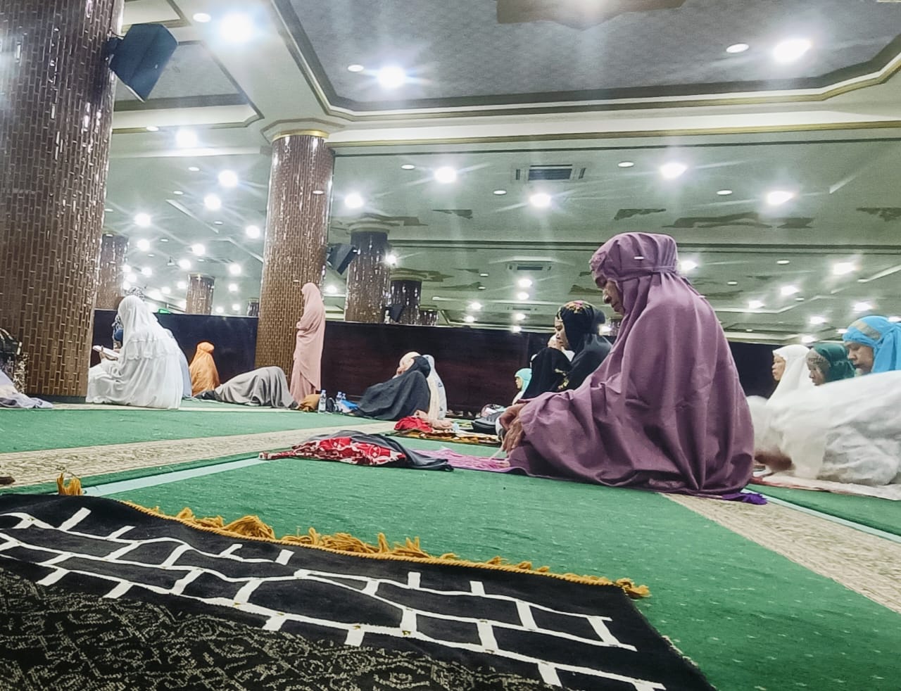 KHIDMAT: Jemaah berdzikir saat itikaf di Masjid Agung Sidoarjo. (ANNISA/RADAR SIDOARJO)