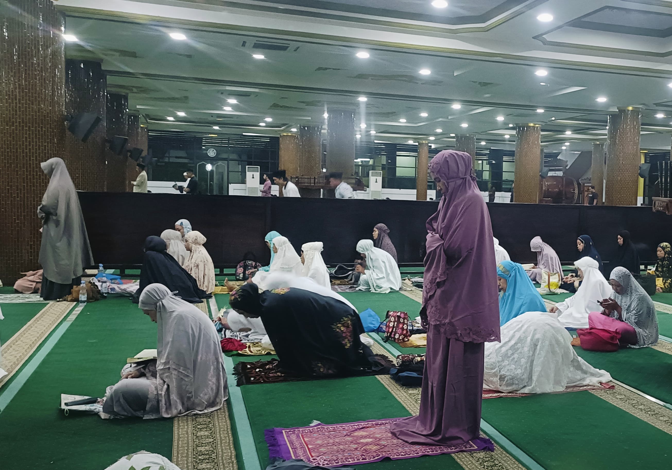 KHUSYUK: Umat muslim saat melaksanakan itikaf di Masjid Agung Sidoarjo. (ANNISA/RADAR SIDOARJO)