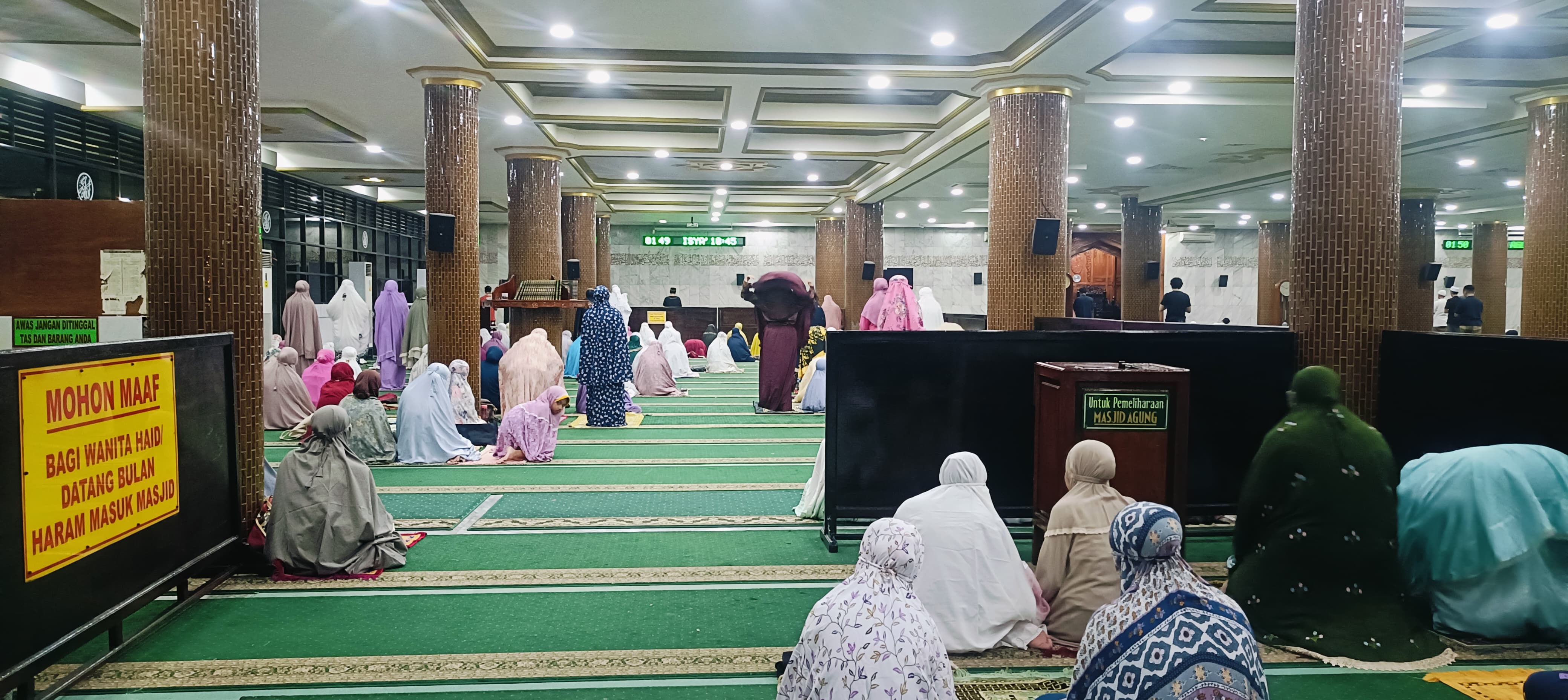 KHUSYUK: Jemaah saat melakukan itikaf di Masjid Agung Sidoarjo. (ANNISA/RADAR SIDOARJO)