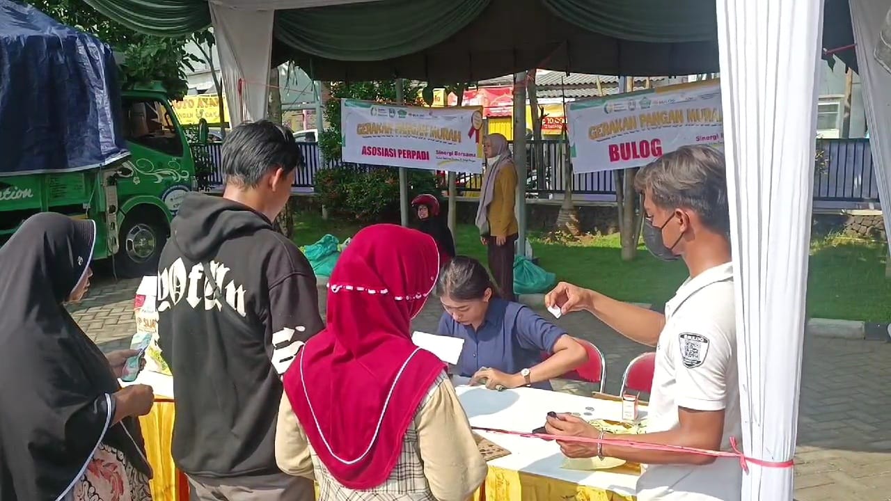 ANTRE: Masyarakat saat tukarkan kupon pasar murah yang digelar di depan Kantor Kecamatan Sukodono. (M SAIFUL ROHMAN/RADAR SIDOARJO)