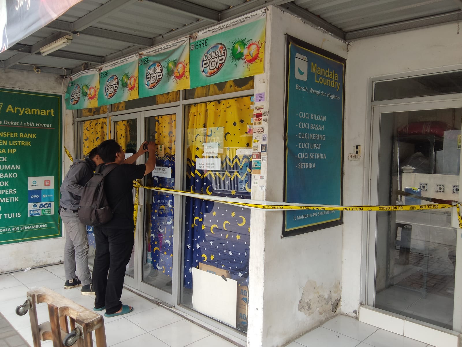POLICE LINE: Minimarket TKP pembunuhan oleh perampok. (DIKY PUTRA SANSIRI/RADAR SIDOARJO)