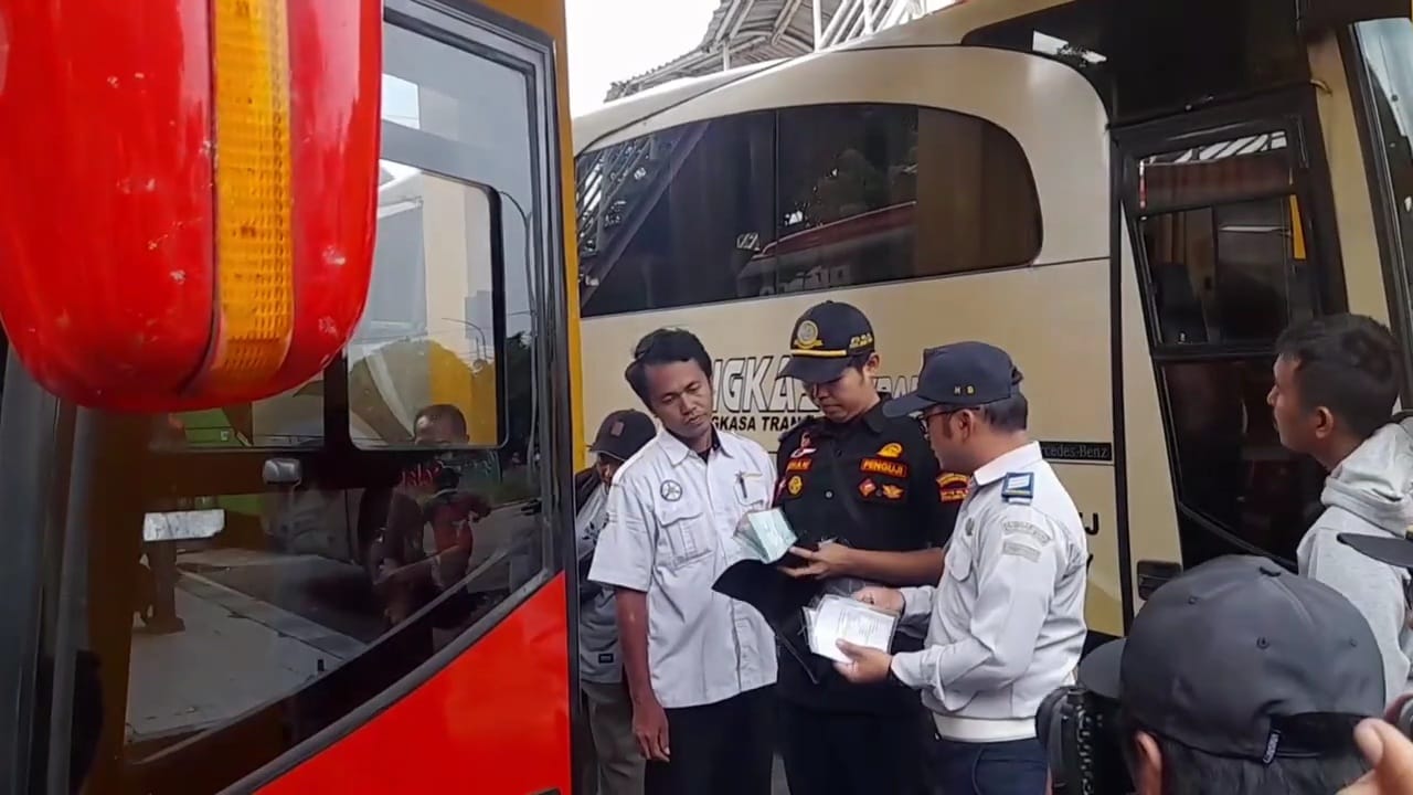 PERSIAPAN: Pemeriksaan bus jelang arus mudik Lebaran di Terminal Purabaya. (M SAIFUL ROHMAN/RADAR SIDOARJO)