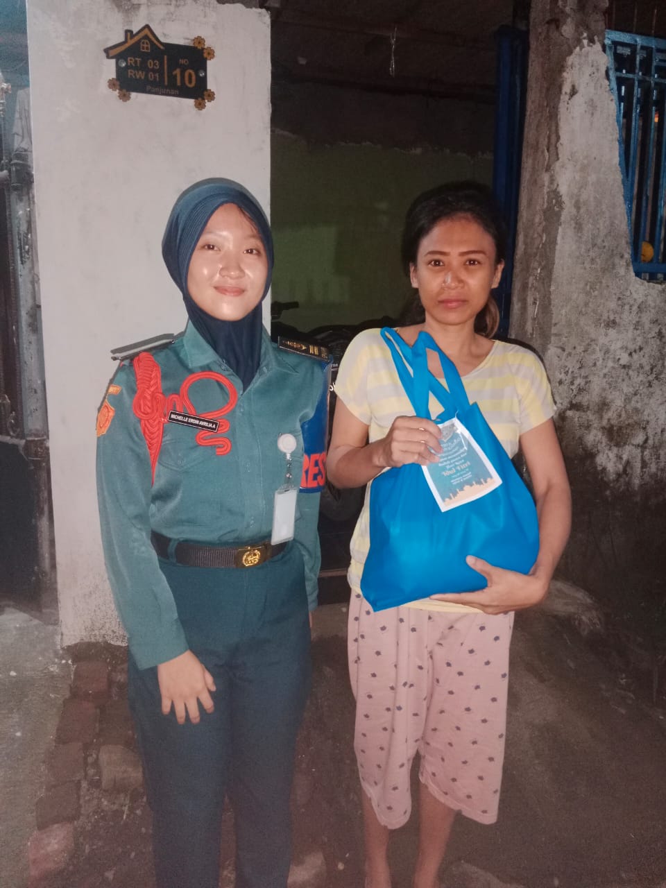 PEDULI: Foto bersama Taruna dan Taruni SMK Pelayaran Sidoarjo bagikan takjil gratis dan sembako. (IST)