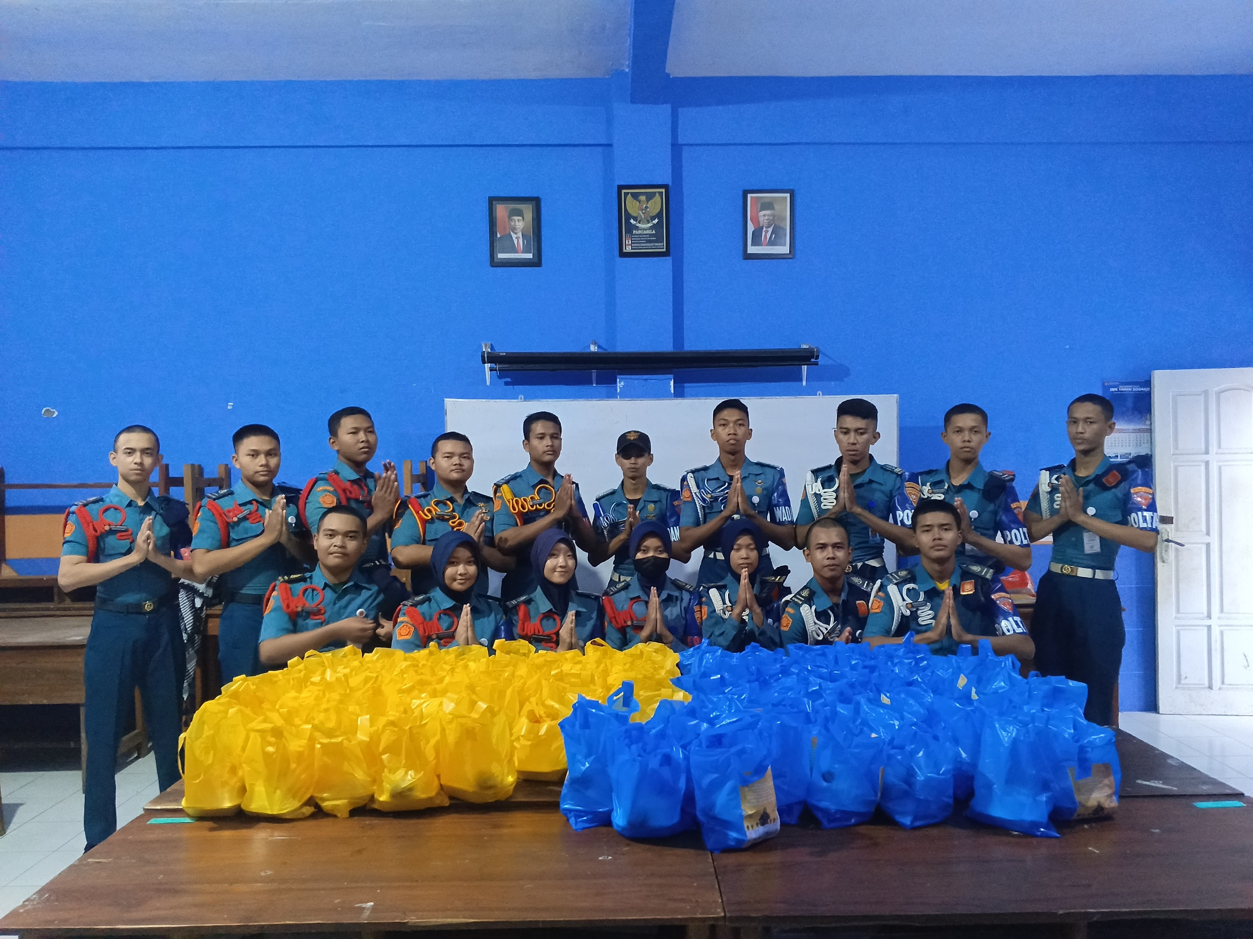 PEDULI: Foto bersama Taruna dan Taruni SMK Pelayaran Sidoarjo sebelum membagikan takjil gratis dan sembako. (IST)