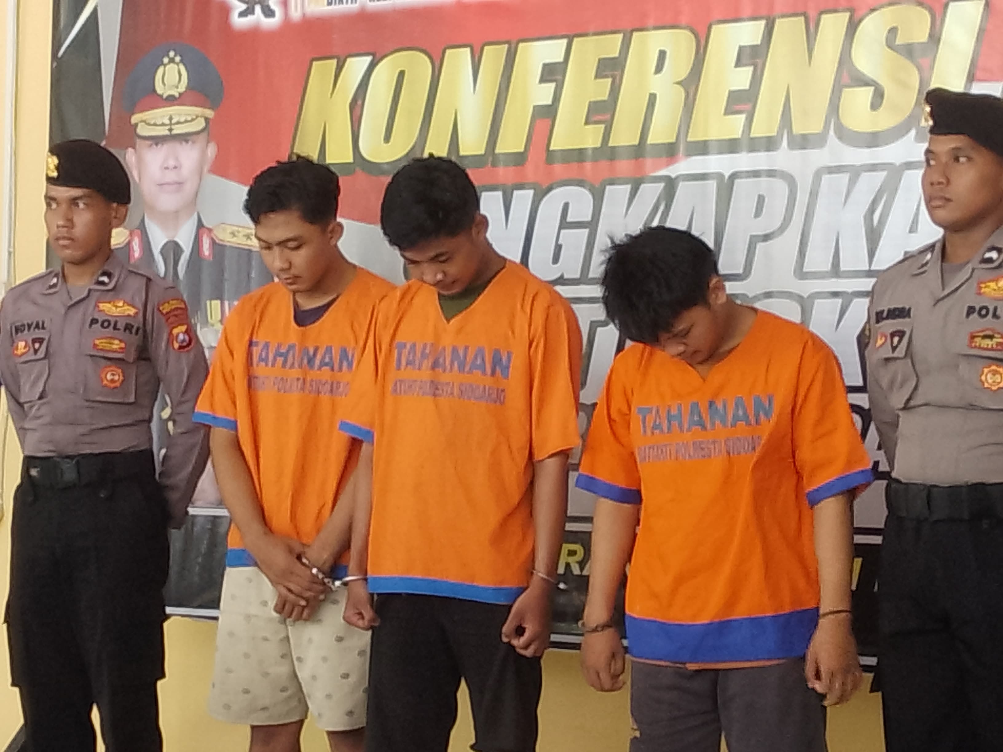 MENUNDUK : Pelaku Pengeroyokan dirilis di Mako Polresta Sidoarjo. (DIKY PUTRA SANSIRI/RADAR SIDOARJO)  &nbsp;