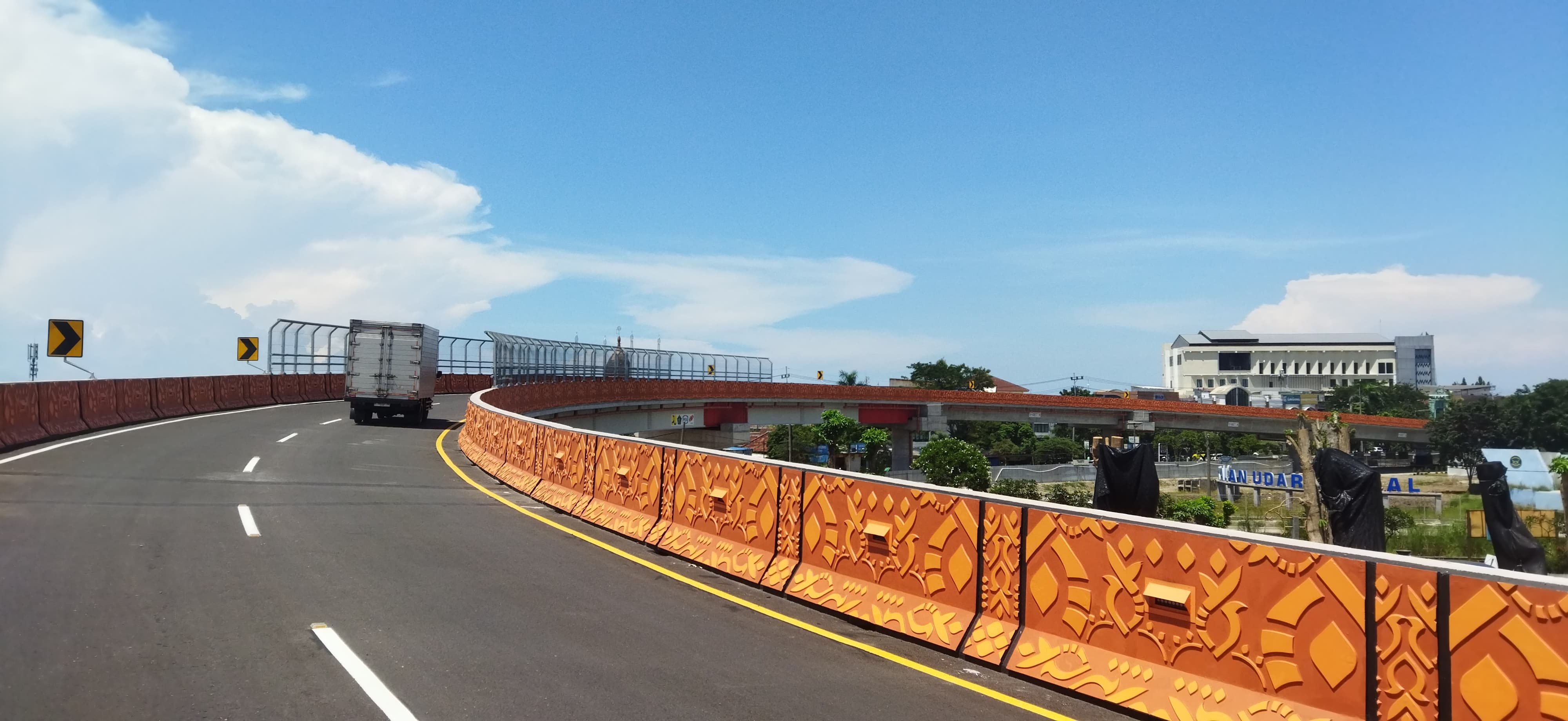 JELANG MUDIK: Hari pertama Flyover Juanda dibuka masih terlihat sepi. (M SAIFUL ROHMAN/RADAR SIDOARJO)