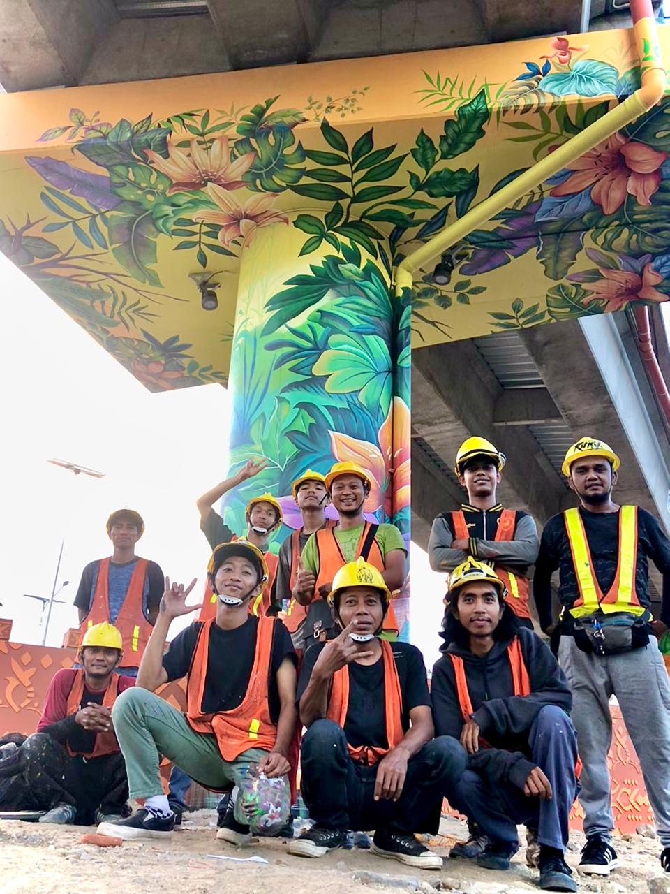 KEREN: Inilah 10 seniman yang mengerjakan mural di FO Djuanda, Aloha, Sidoarjo. (IST)