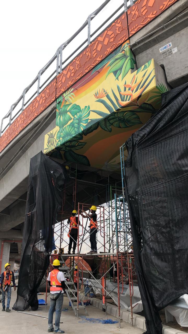 KREATIF: Proses pengerjaan mural di FO Aloha Sidoarjo memperhatikan keselamatan. (IST)