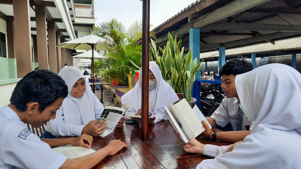 RAJIN: Para siswa SMA Antartika Sidoarjo saat belajar di taman depan sekolah. (IST)