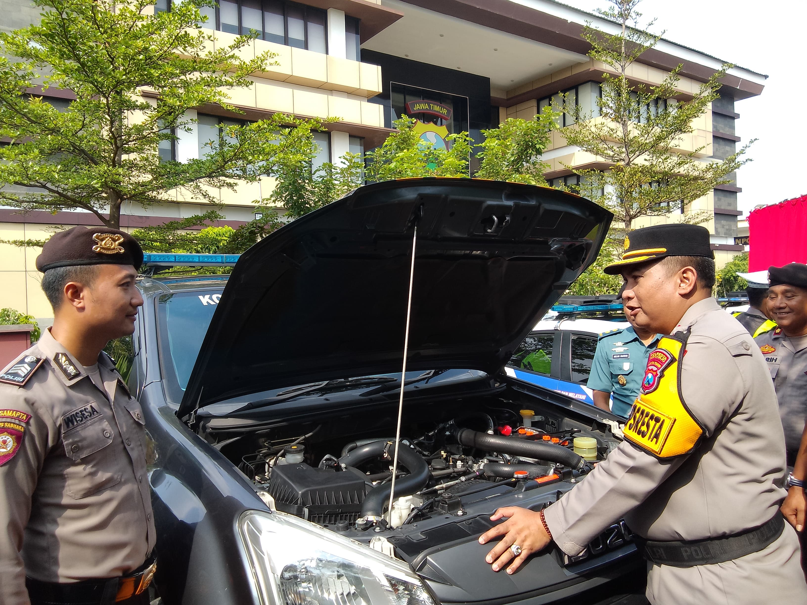 SIAGA : Wakapolresta Sidoarjo AKBP Deny Agung Andriana mengecek kesiapan kendaraan anggota. (DIKY PUTRA SANSIRI/RADAR SIDOARJO)