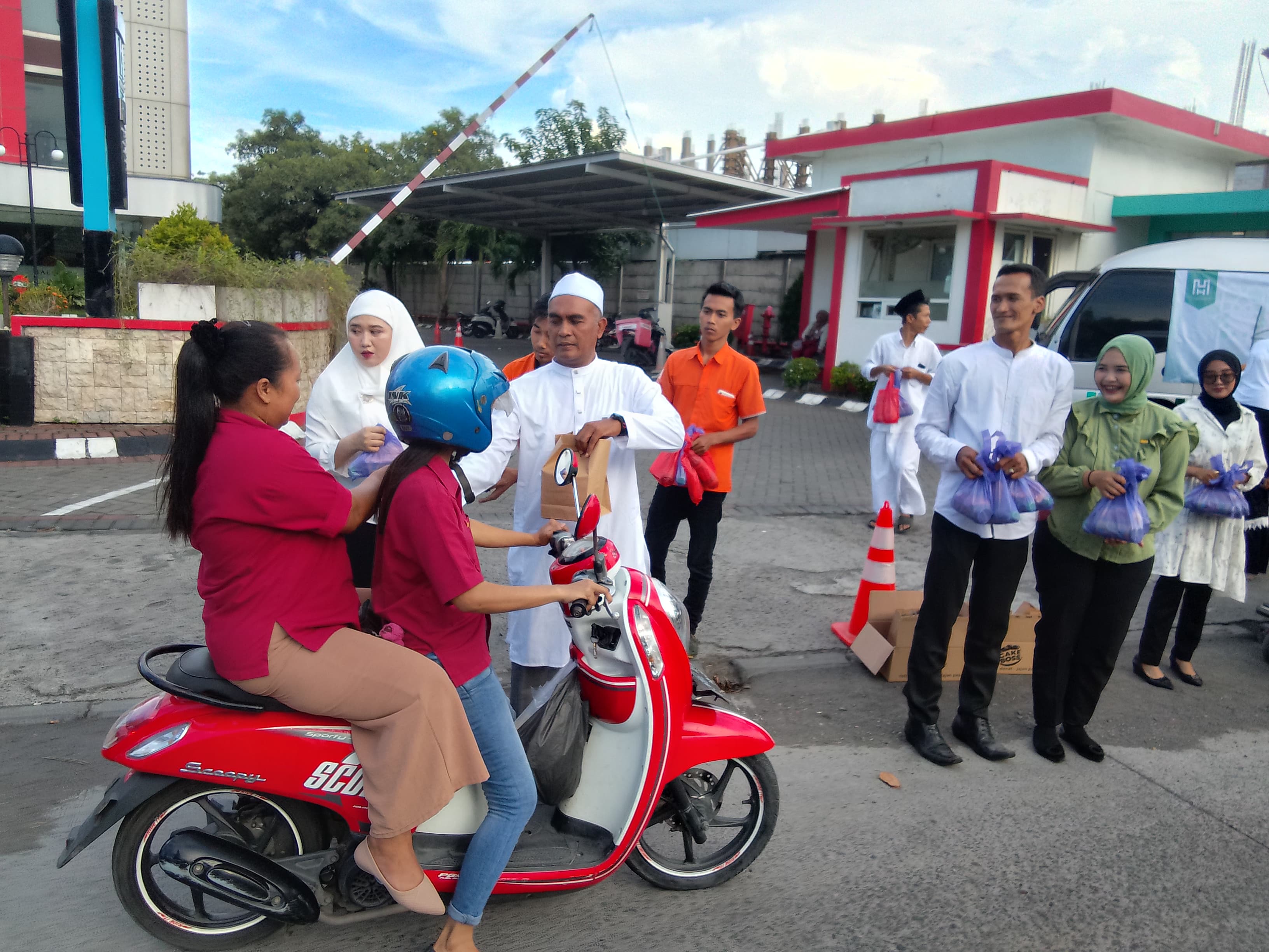 MOMEN SPESIAL : General Manager Halogen Hotel Airport Surabaya, R Alieman bagikan takjil ke pengguna jalan. (DIKY PUTRA SANSIRI/RADAR SIDOARJO)