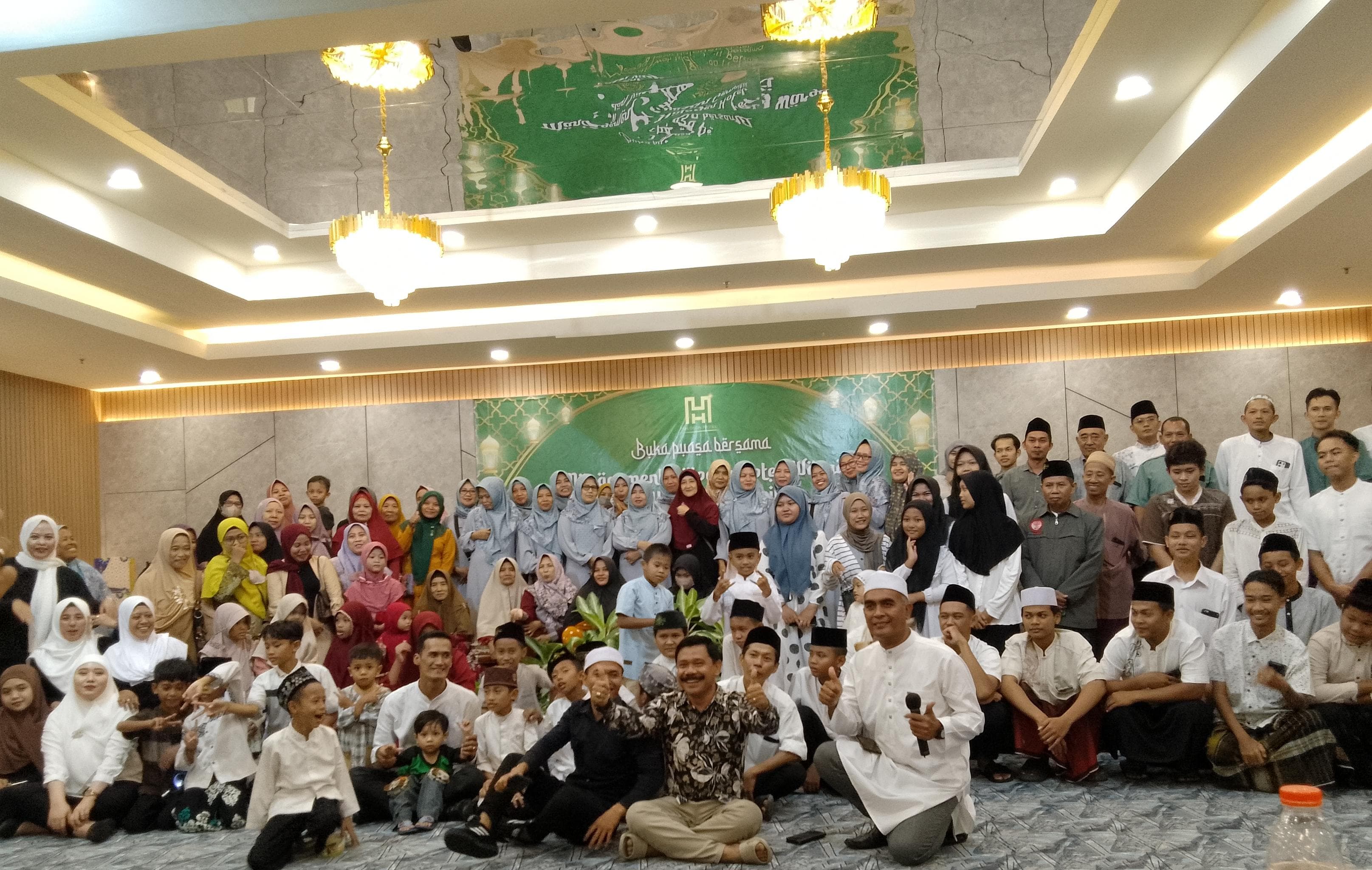 KOMPAK : Kegiatan buka bersama dengan warga dan anak yatim di Halogen Hotel Airport Surabaya. (DIKY PUTRA SANSIRI/RADAR SIDOARJO)