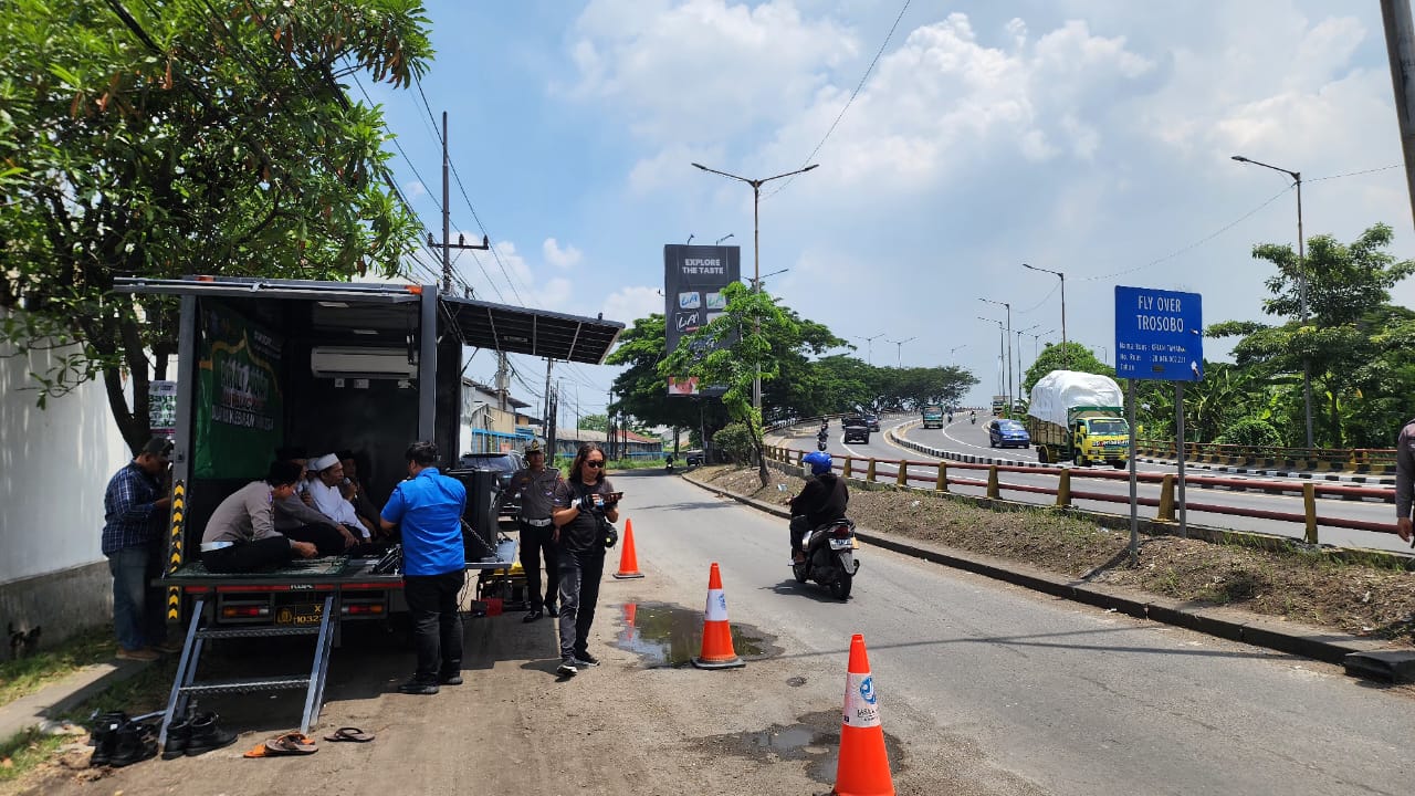 CEGAH LAKA: Ustadz membersihkan energi negatif di Jembatan Layang Trosobo. (DIKY PUTRA SANSIRI/RADAR SIDOARJO)  &nbsp;