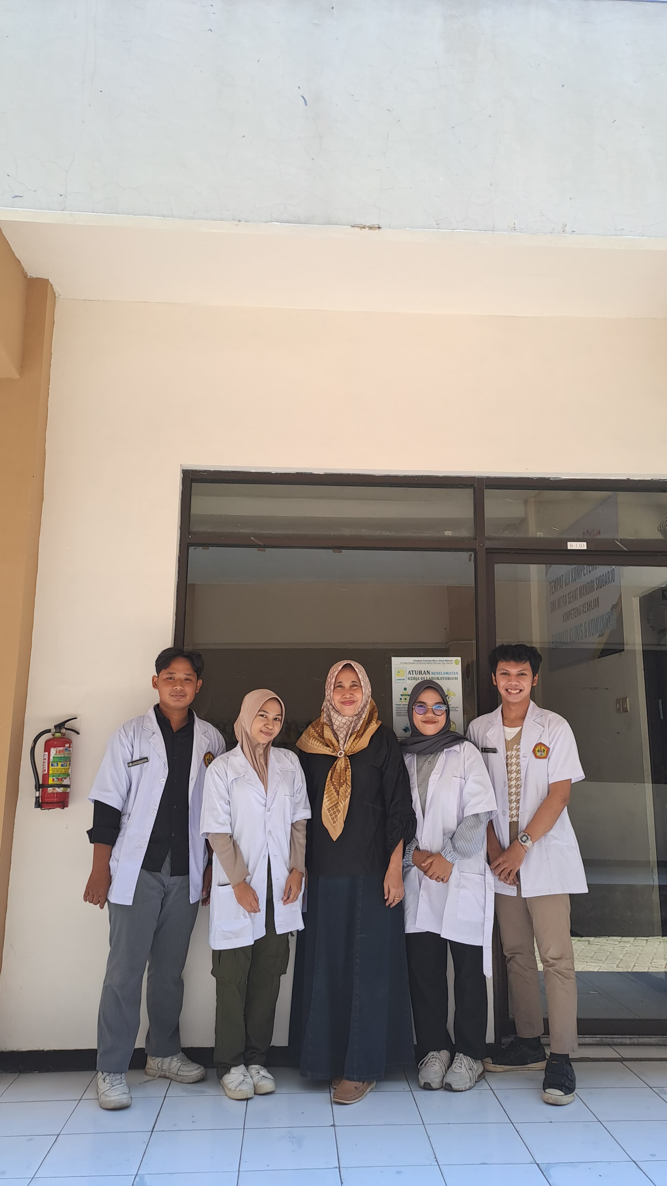 MEMBANGGAKAN: Mahasiswa Akademi Farmasi Mitra Sehat Mandiri Sidoarjo raih juara Emas dalam kompetensi Invention and Innovation Fair National pada saat melaksanakan penelitian. (IST)