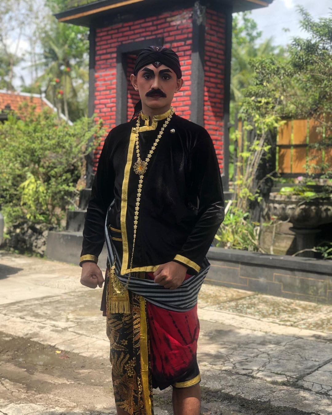 GAGAH: Pemain Deltras Sidoarjo, Martinus Novianto perankan Panembahan Senopati saat tampil di ketoprak. (IST)