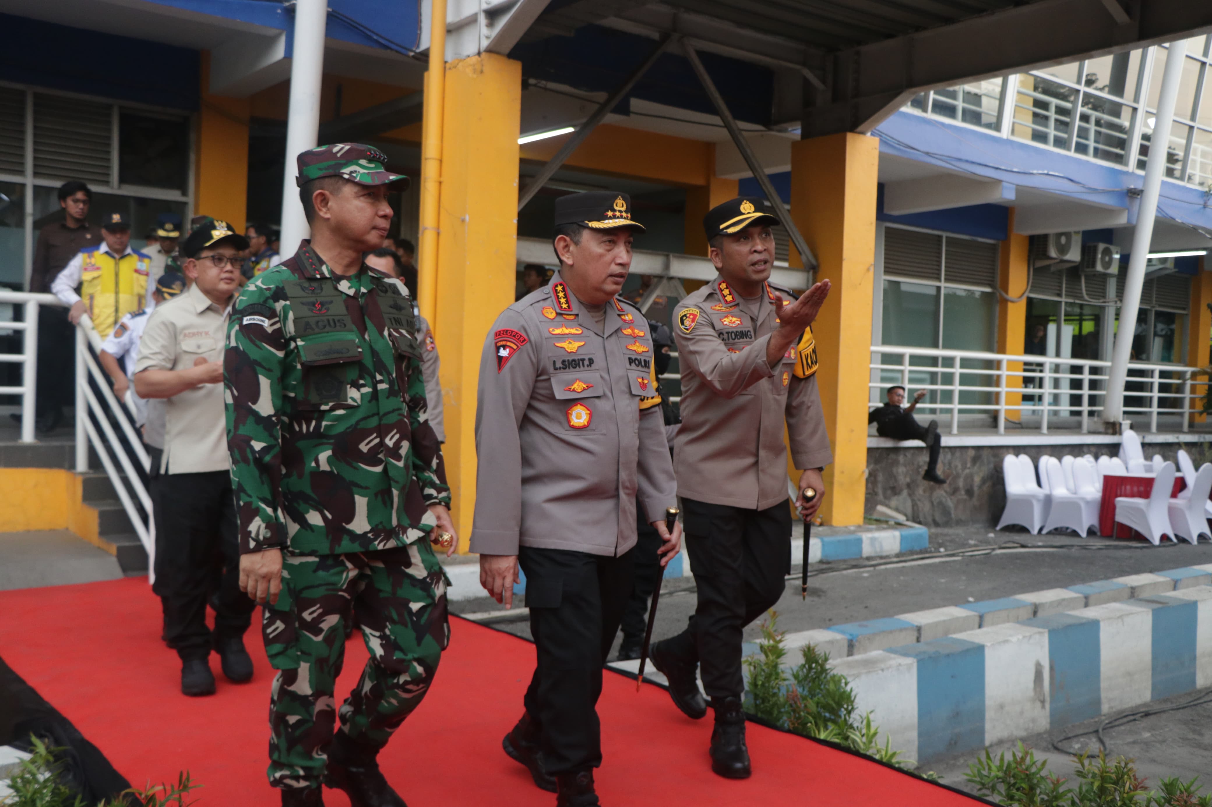 PERSIAPAN : Kapolri Listyo Sigit Prabowo bersama Panglima TNI Agus Subianto didampingi Kapolresta Sidoarjo Kombes Pol Christian Tobing mengecek Terminal Purabaya. (DIKY PUTRA SANSIRI/RADAR SIDOARJO)