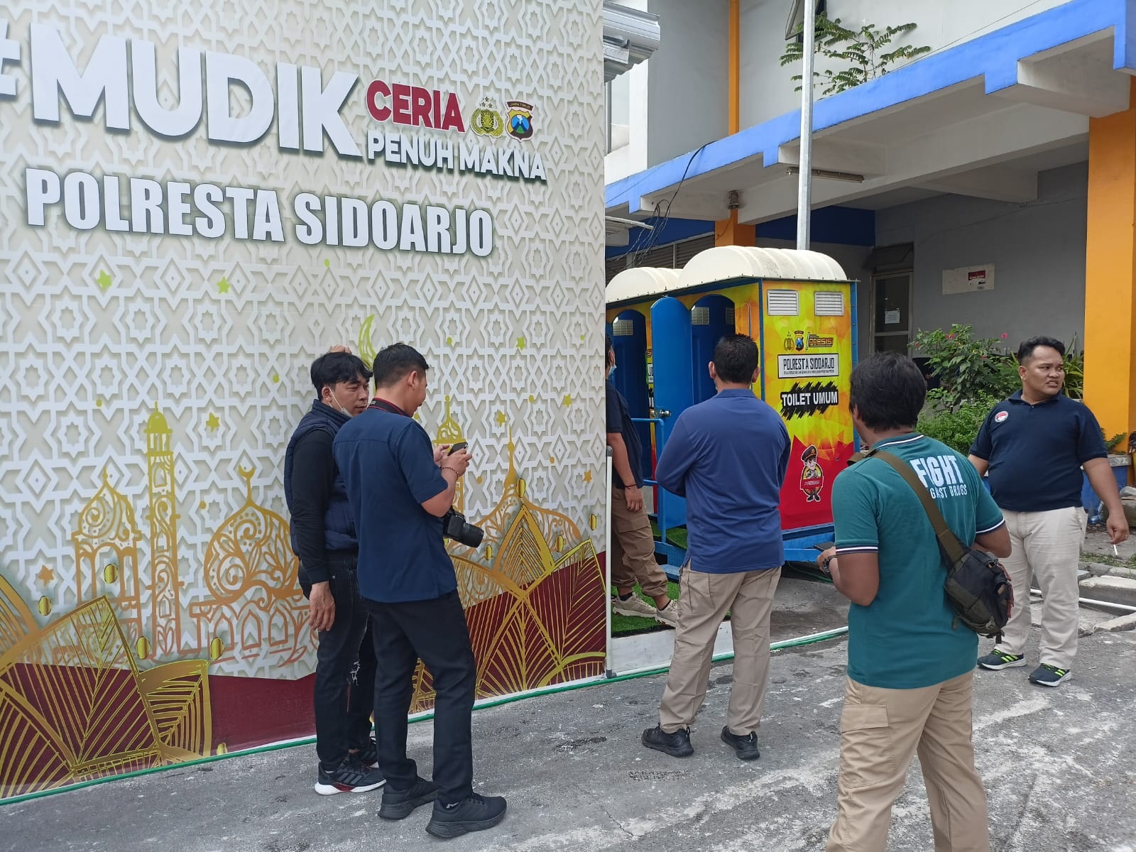 ANTISIPASI: Tes urine sopir bus dari beberapa jurusan di Terminal Purabaya. (DIKY PUTRA SANSIRI/RADAR SIDOARJO)