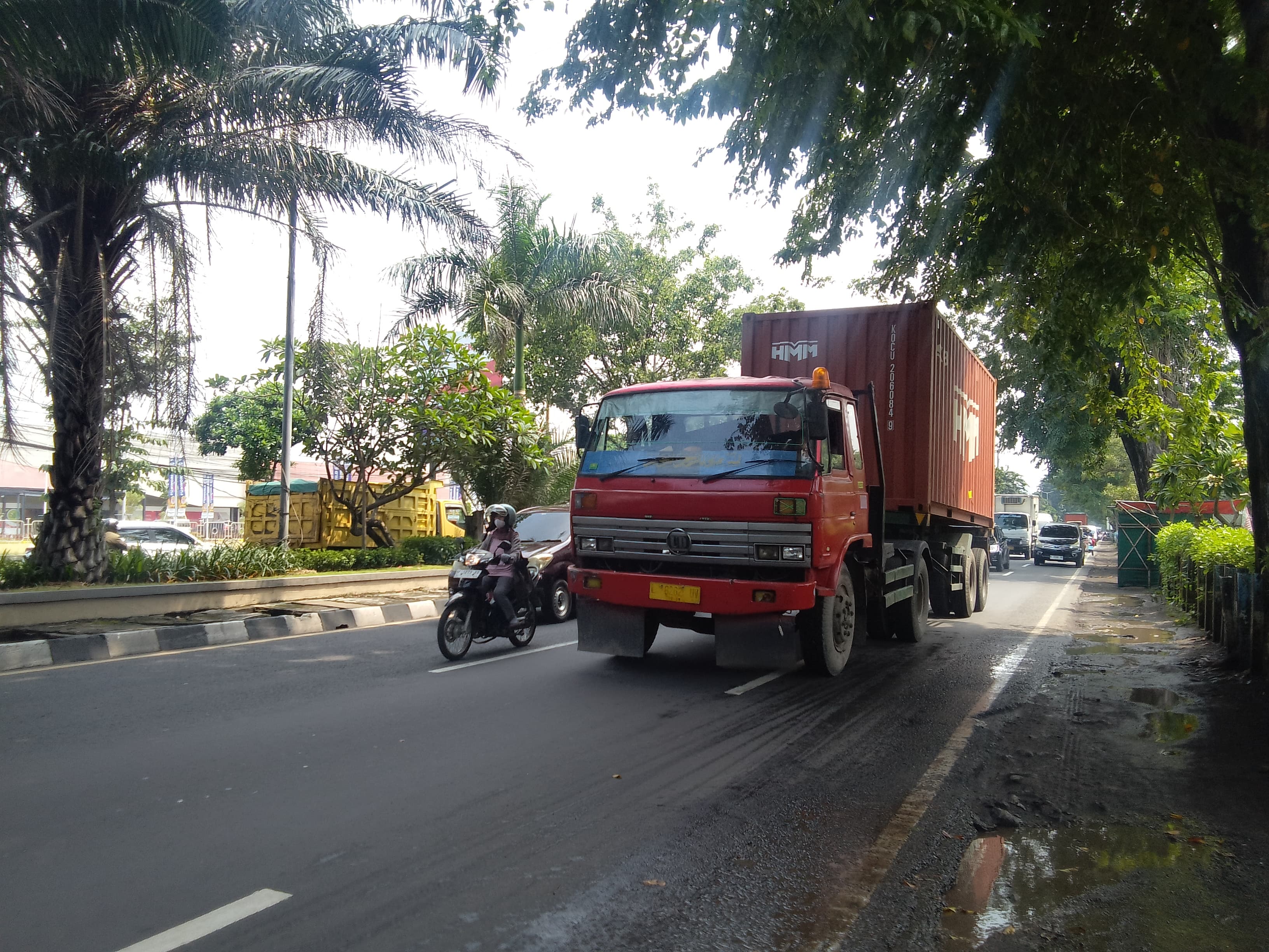 CEGAH KEMACETAN : Truk bertonase besar melintas di Jalan Raya Waru pada, Jumat (5/4). (DIKY PUTRA SANSIRI/RADAR SIDOARJO)