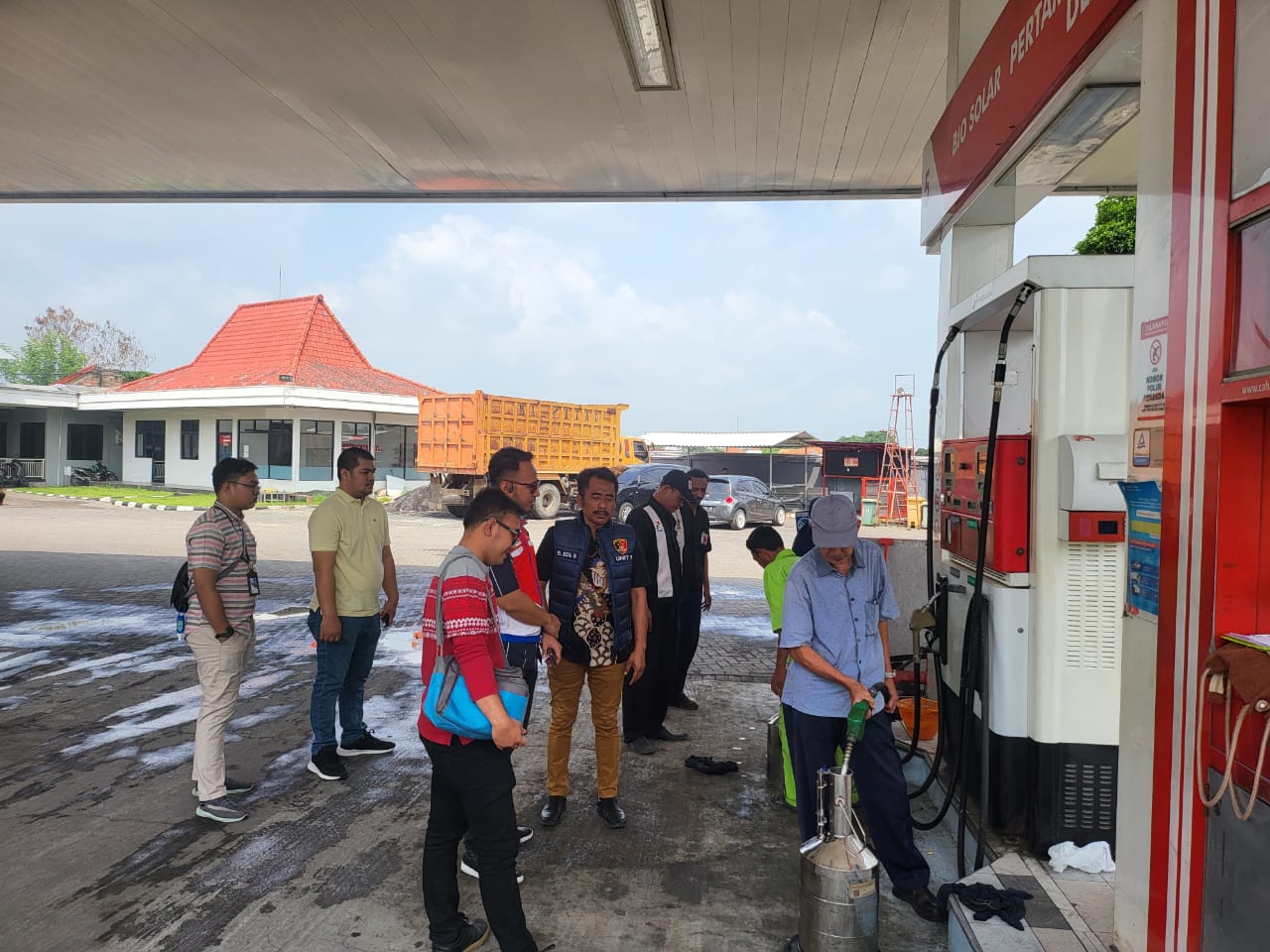TERUKUR : Satreskrim Polresta Sidoarjo cek SPBU. (IST)  &nbsp;