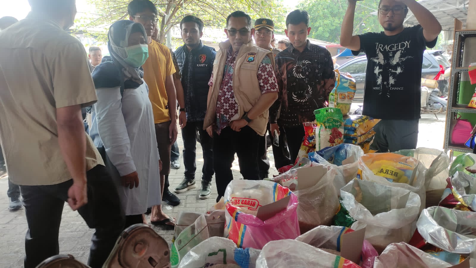 PANTAU: Kasubdit Indagsi Ditreskrimsus Polda Jatim AKBP Oki Ahadian Purwono berkunjung ke Pasar Larangan. (DIKY PUTRA SANSIRI/RADAR SIDOARJO)
