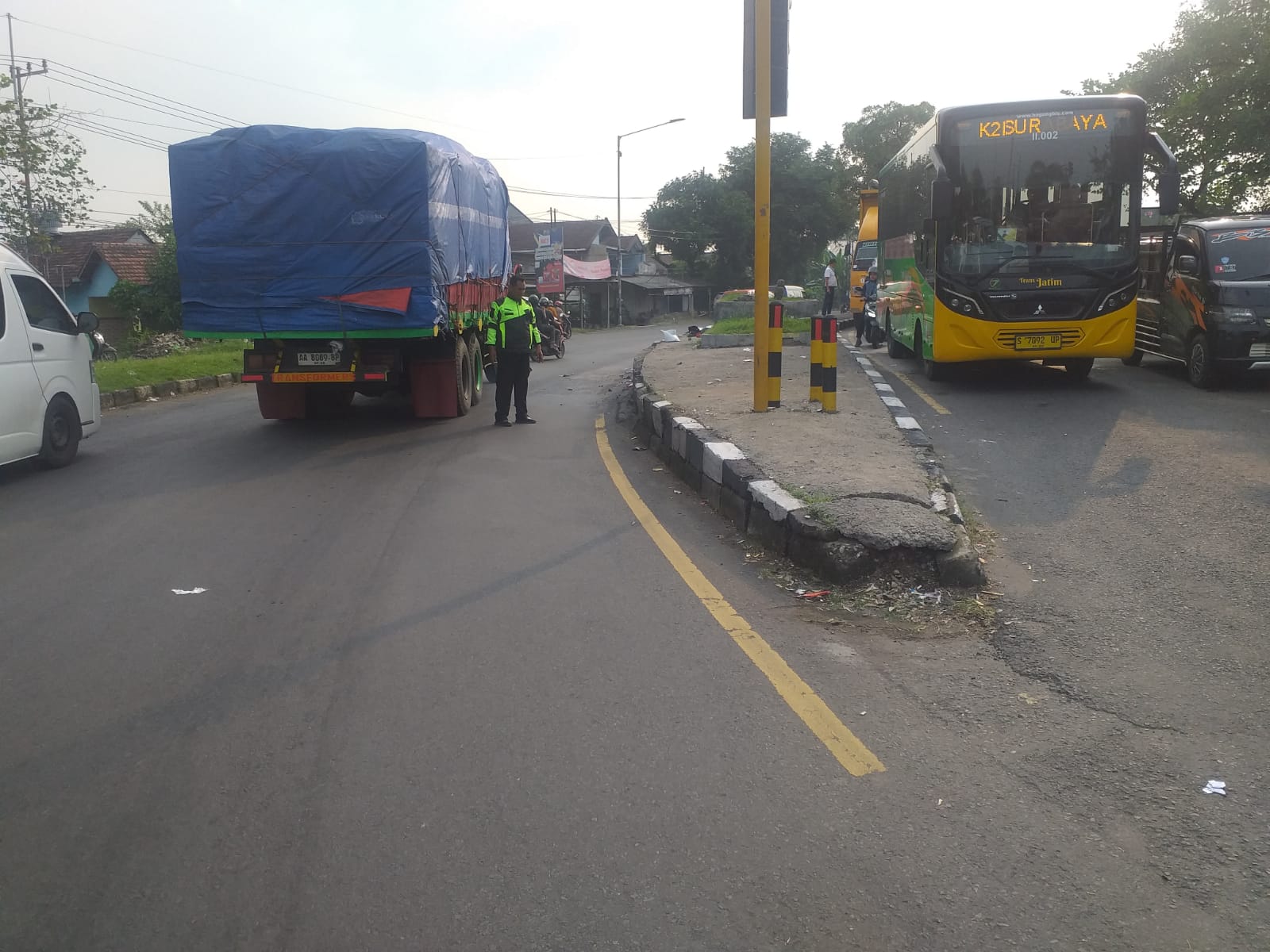 TRAGIS: TKP kecelakaan di traffic light Balongbendo.