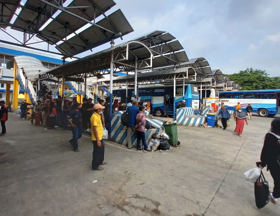 MUDIK: Beberapa shelter bus di Terminal Purabaya sudab dipenuhi penumpang.