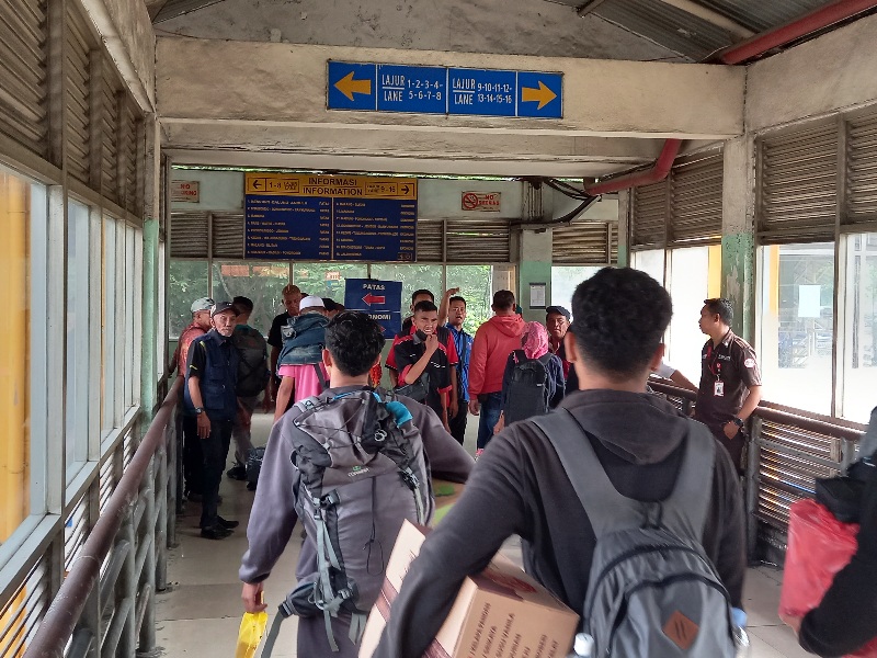 LANCAR: Penumpang diarahkan menuju shelter sesuai tujuan pemberangkatan.