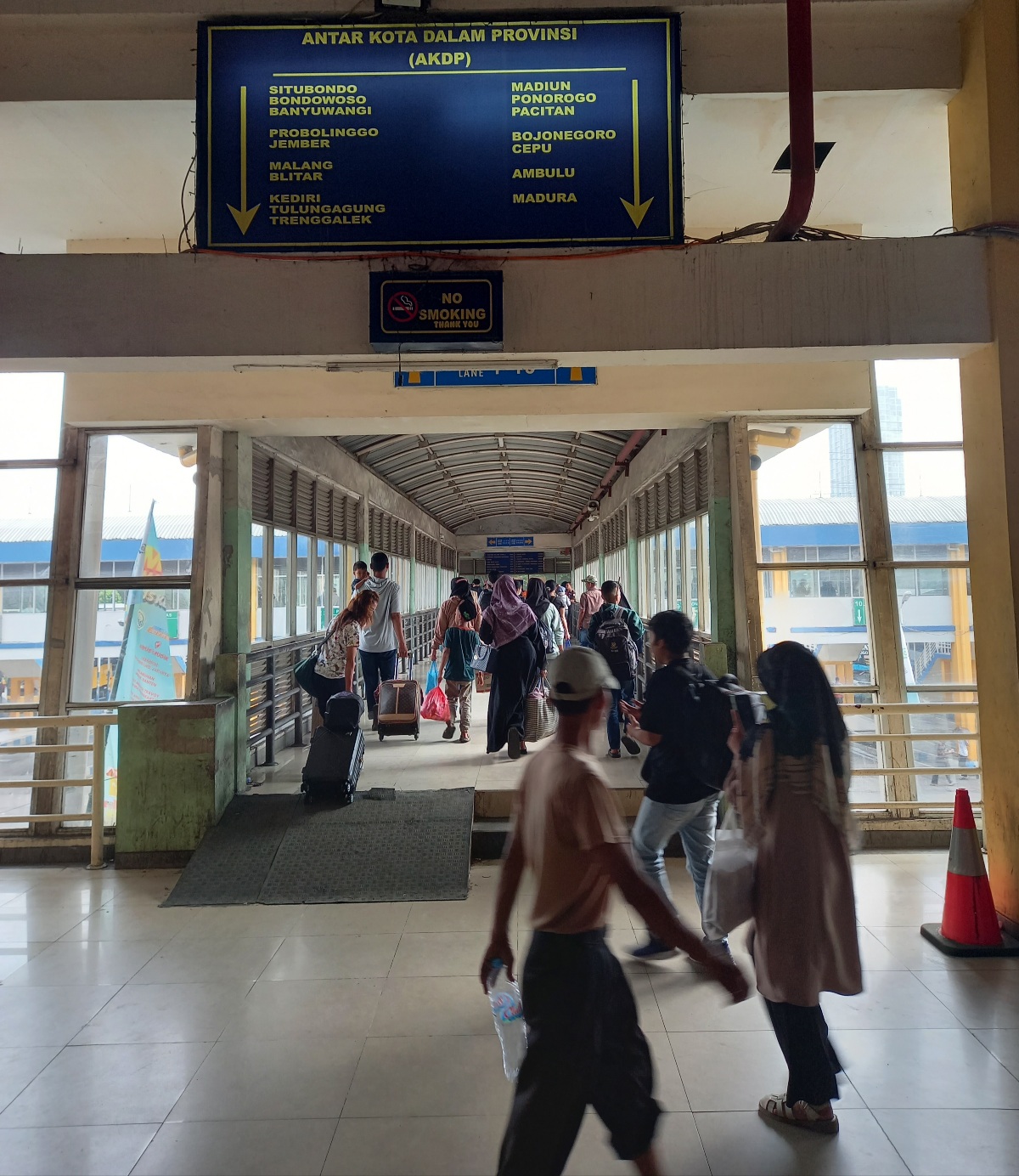 RAMAI: Penumpang di Terminal Purabaya menuju shelter bus.