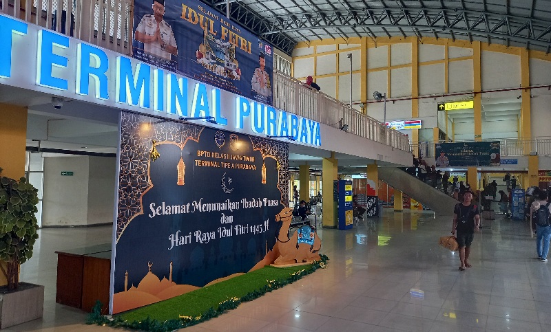 PADAT: Penumpang di dalam Terminal Purabaya.