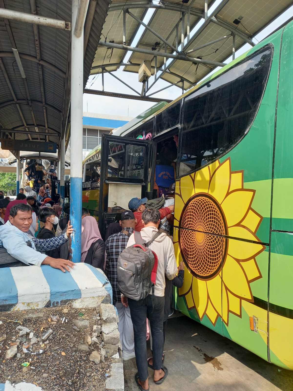 BERJUBEL: Penumpang antre masuk bus.