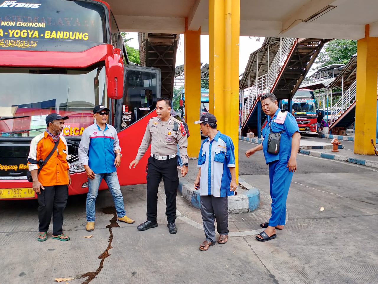 HUMANIS : Polisi saat berjaga di Terminal Purabaya. (IST)