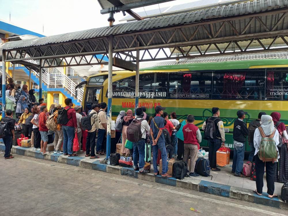 MENINGKAT: Penumpang tujuan Bojonegoro antre naik bus di Terminal Purabaya. (VEGA DWI ARISTA/RADAR SIDOARJO)