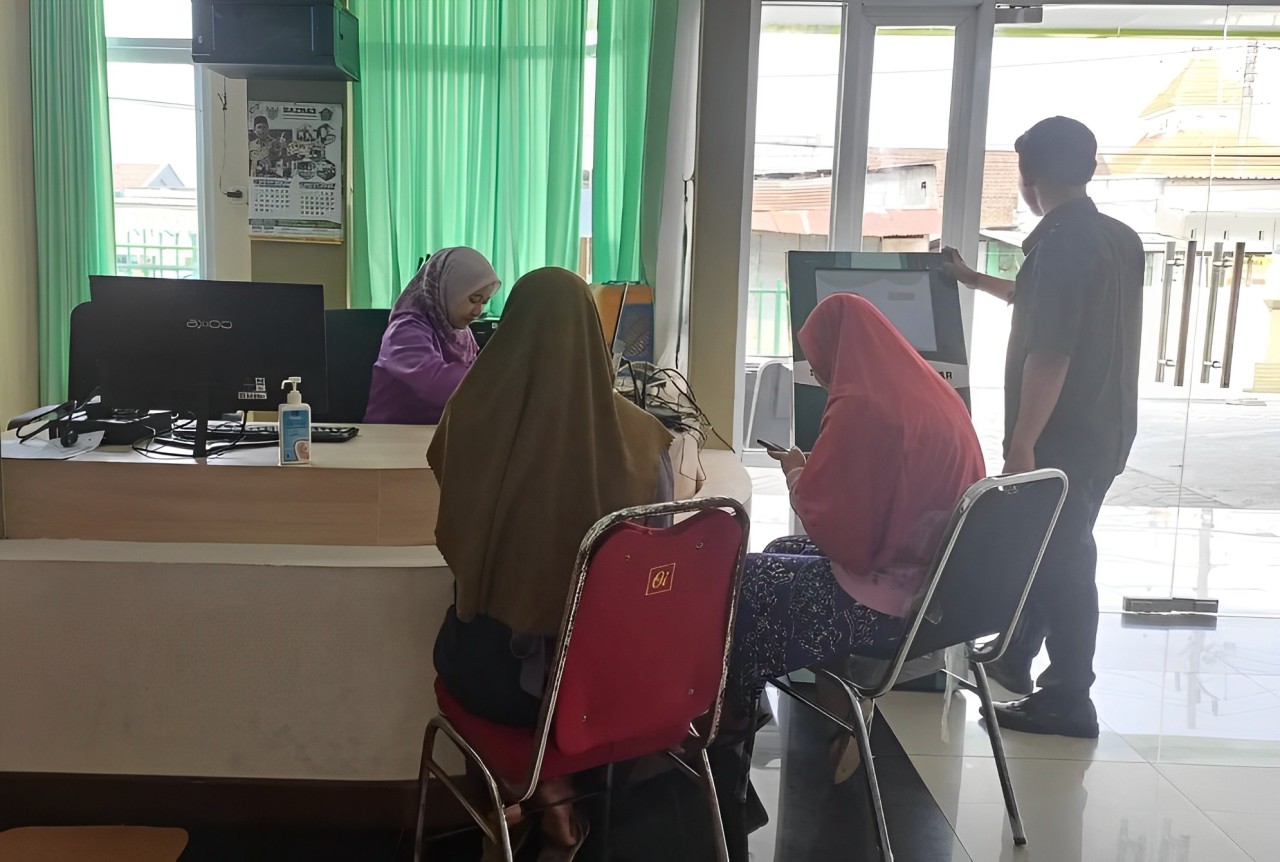 TETAP MELAYANI: Pelayanan yang dilakukan di Puskesmas Urangagung 2, Sidoarjo. (IST/akun instagram puskesmas urangagung 2).