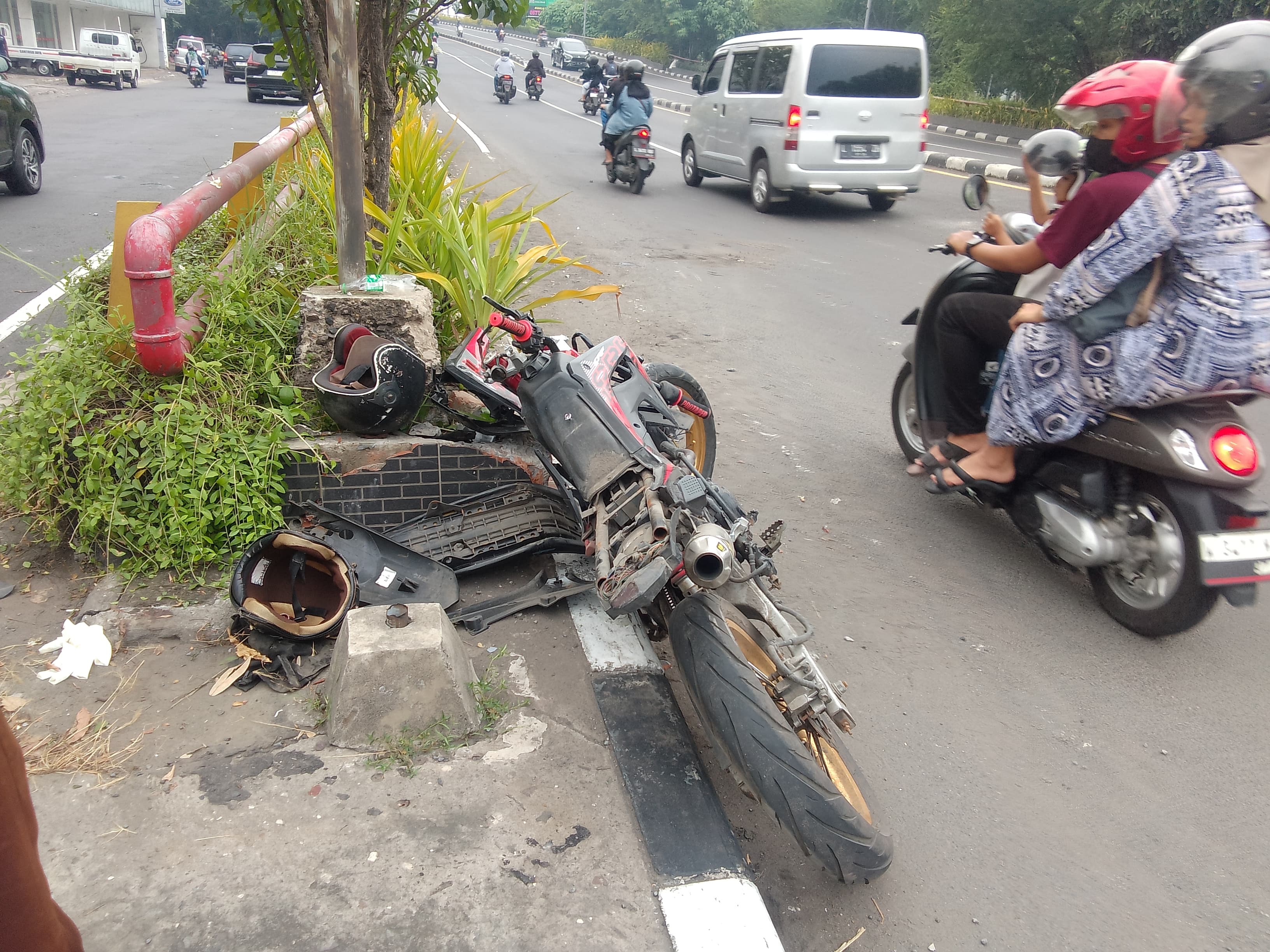 REMUK : Kondisi Honda CRF usai terlibat kecelakaan tunggal. (DIKY PUTRA SANSIRI/RADAR SIDOARJO)  &nbsp;