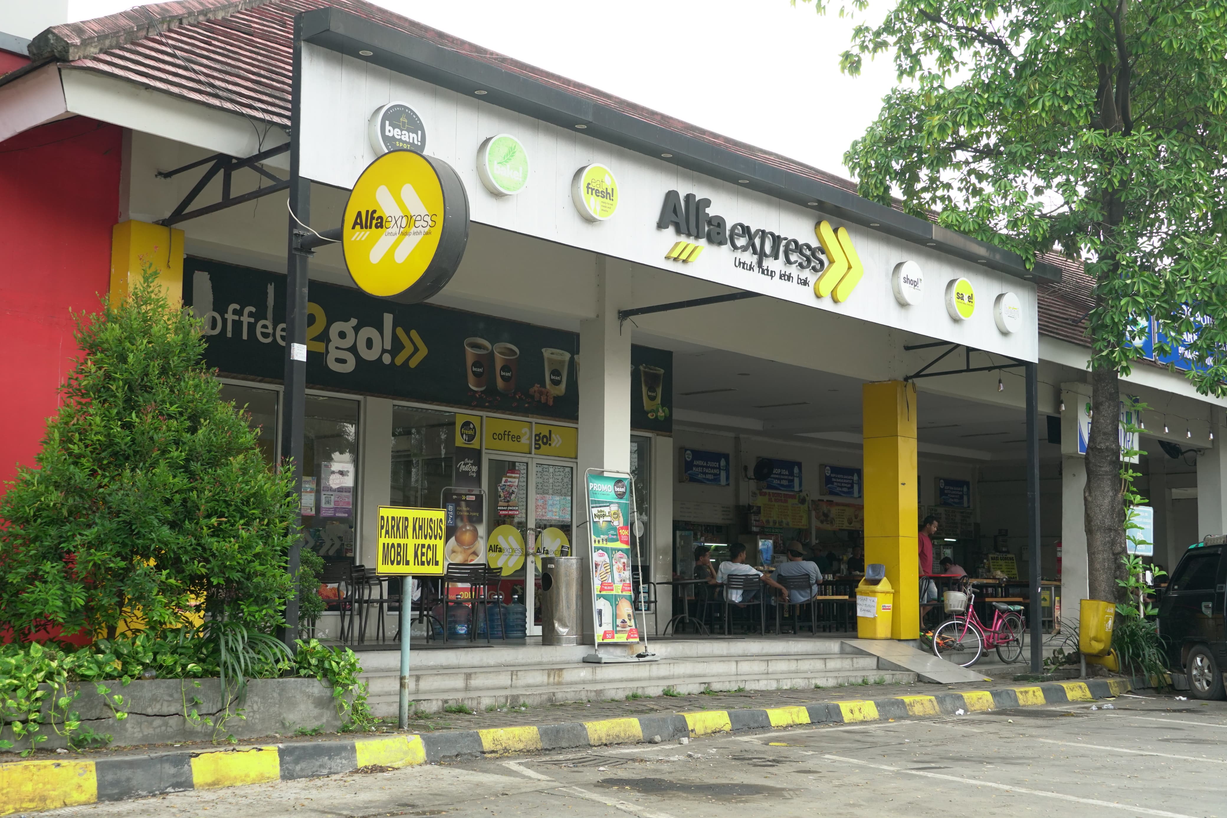LENGKAP : Alfaexpress sediakan makanan dan minuman komplet untuk pemudik.