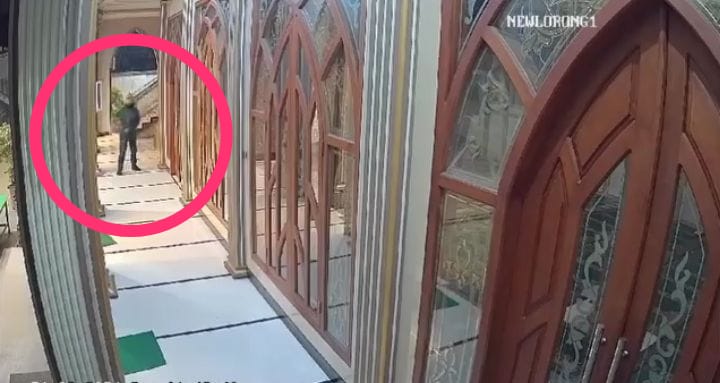 TEREKAM : Terduga pelaku saat membobol kotak amal.  &nbsp;