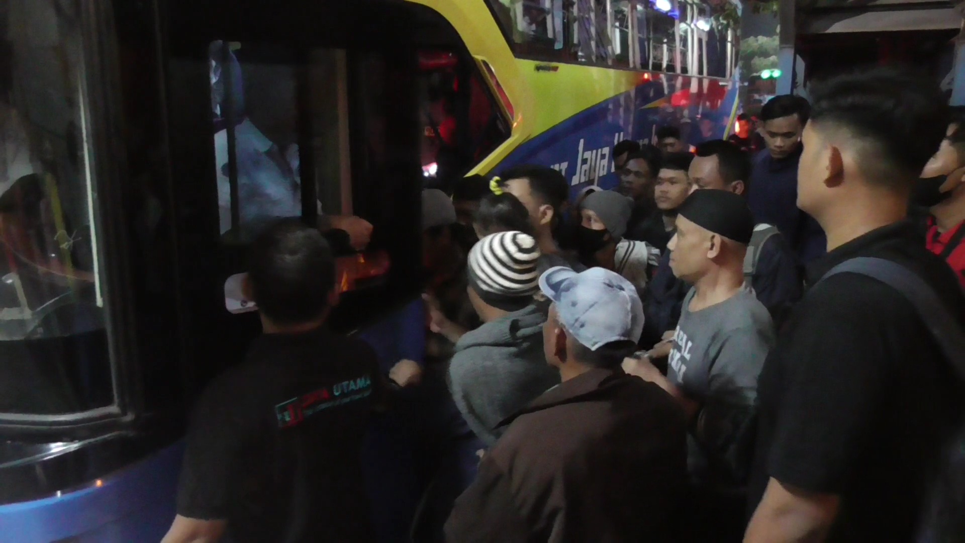 MENUMPUK: Pemudik berdesak-desakan naik bus di Terminal Purabaya saat mudik Lebaran. (IST)