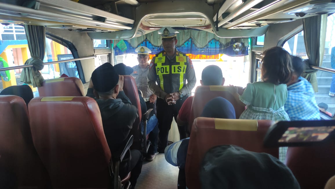 TEGAS : Satlantas Polresta Sidoarjo imbau sopir bus dan penumpang. (IST)