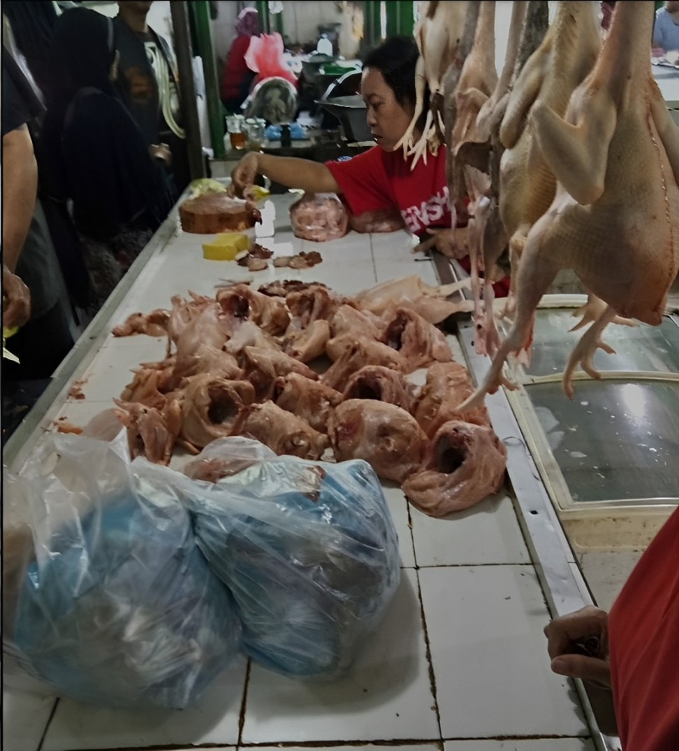 BANYAK DICARI: Pedagang daging ayam di pasar tradisional mengakui minim pasokan yang membuat harga meroket. (IST)