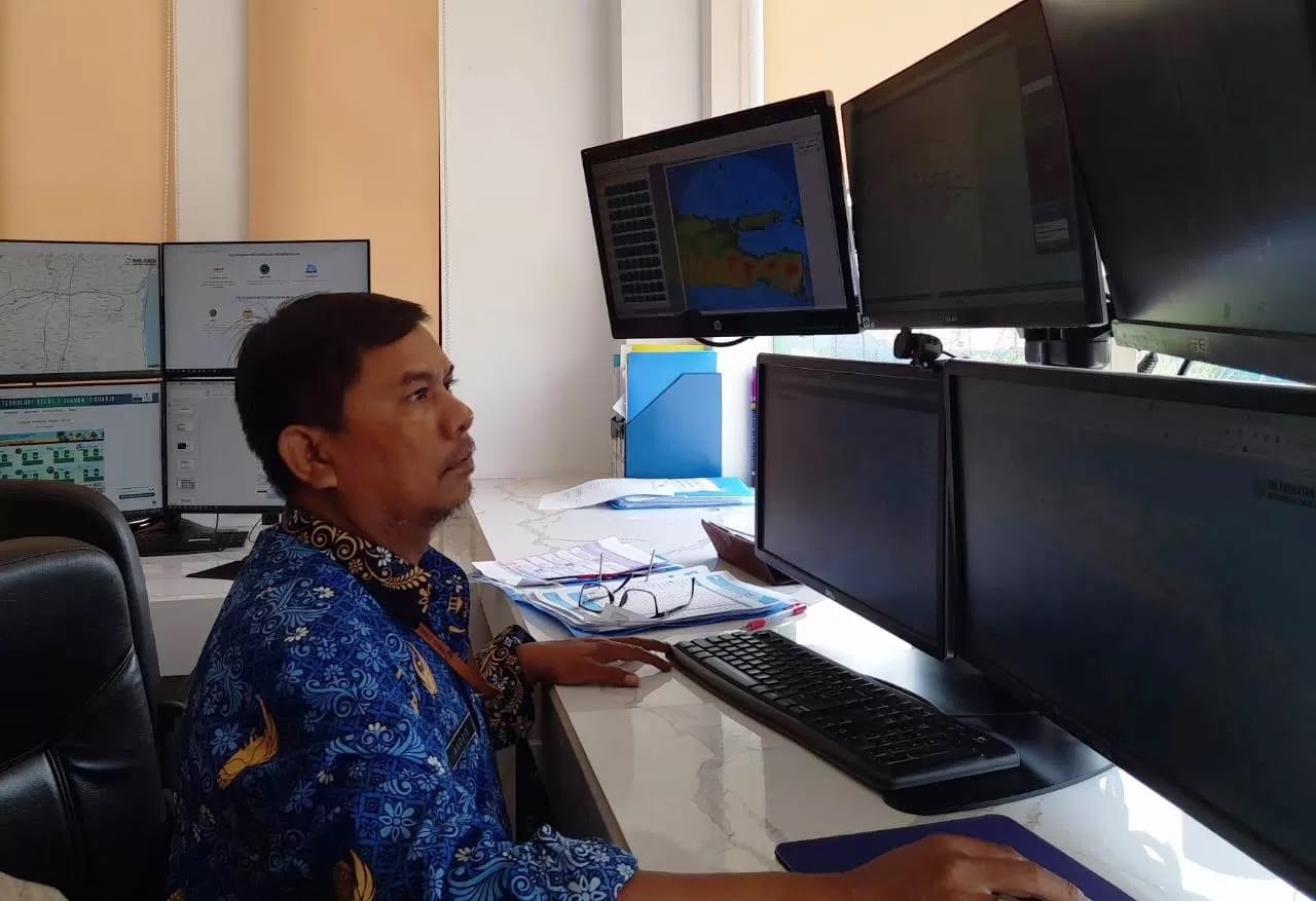 MEMANTAU: Prakirawan BMKG Juanda saat bertugas. (M SAIFUL ROHMAN/RADAR SIDOARJO)  &nbsp;