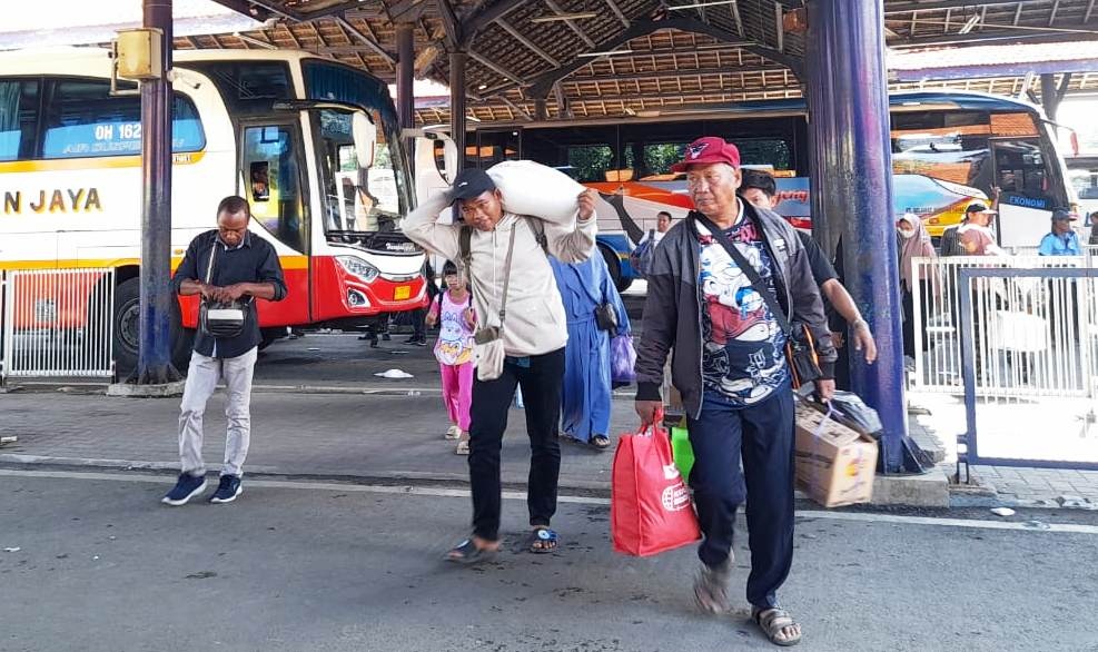 RAMAI: Penumpang bus saat turun di Terminal Purabaya, Minggu (14/4) sore. (M SAIFUL ROHMAN/RADAR SIDOARJO)