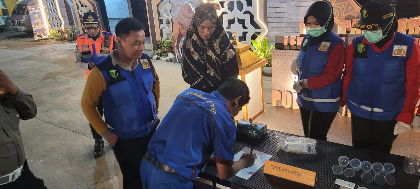 ANTISIPASI : Tes urine sopir bus di Terminal Purabaya. (IST)