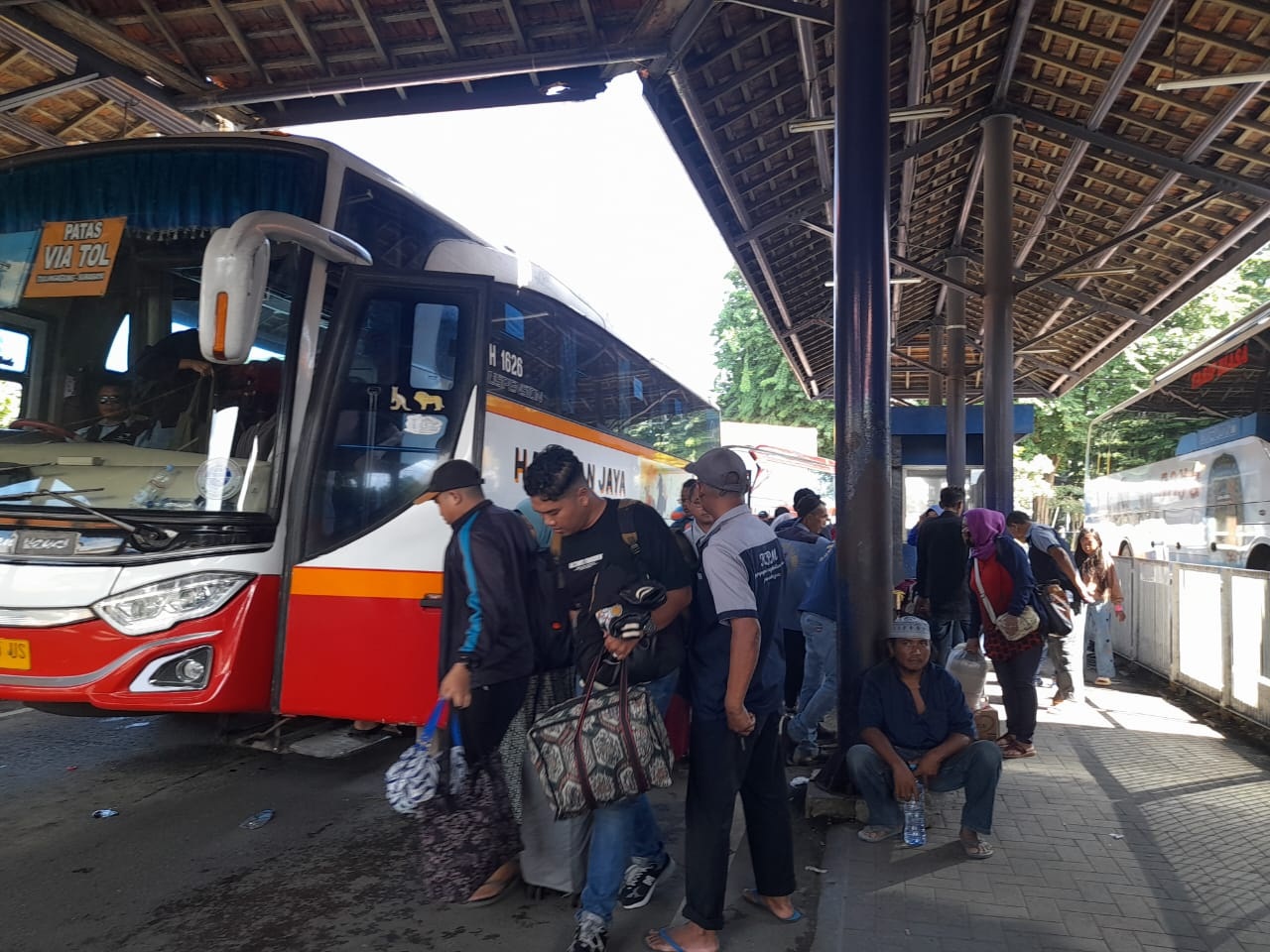 RAMAI: Penumpang bus dari Trenggalek saat turun di Terminal Purabaya. (M SAIFUL ROHMAN/RADAR SIDOARJO)  &nbsp;&nbsp;
