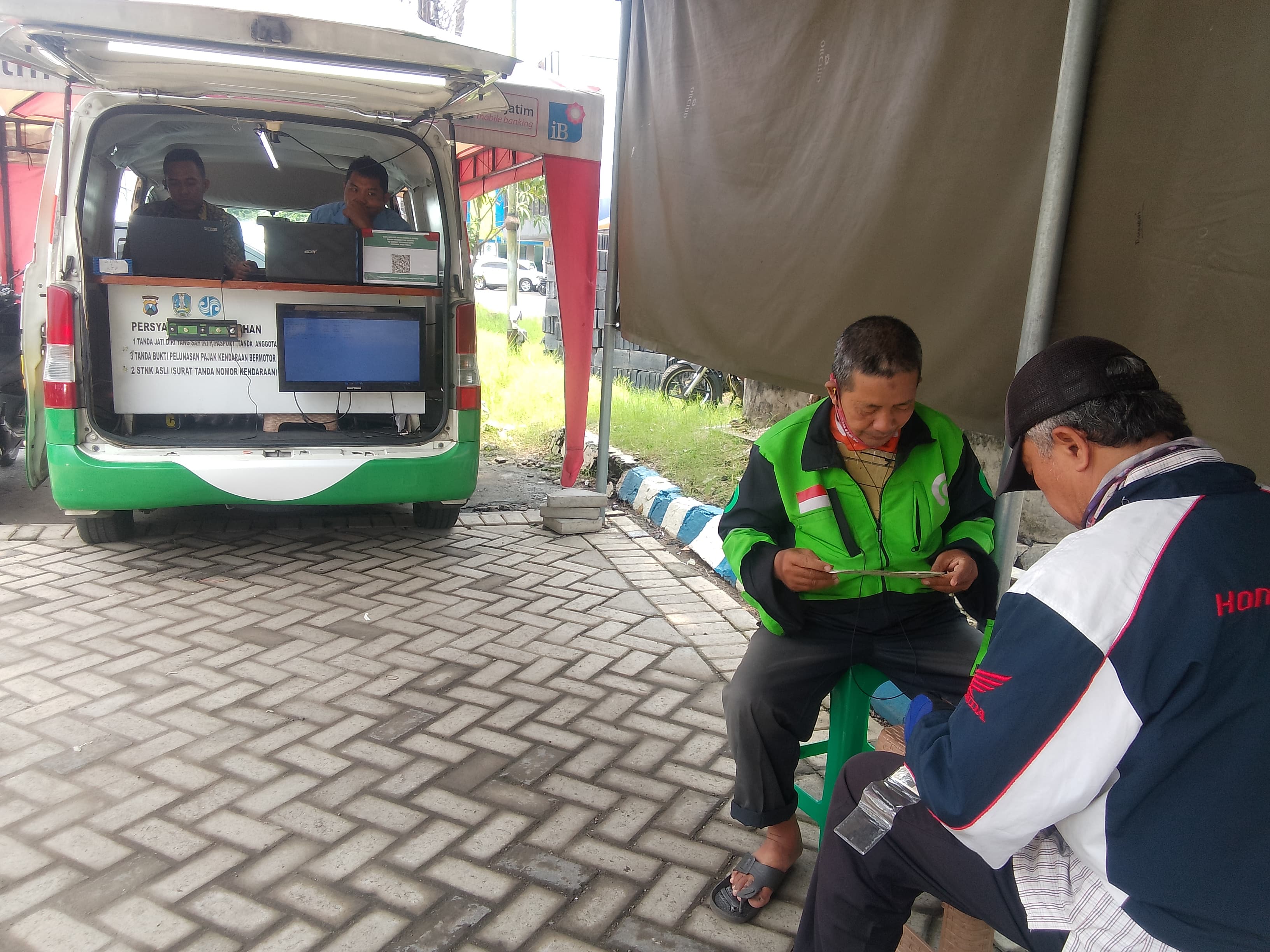 PELAYANAN : Mobil Samsat keliling di belakang bekas Giant Pondok Candra, Waru. (DIKY PUTRA SANSIRI/RADAR SIDOARJO)