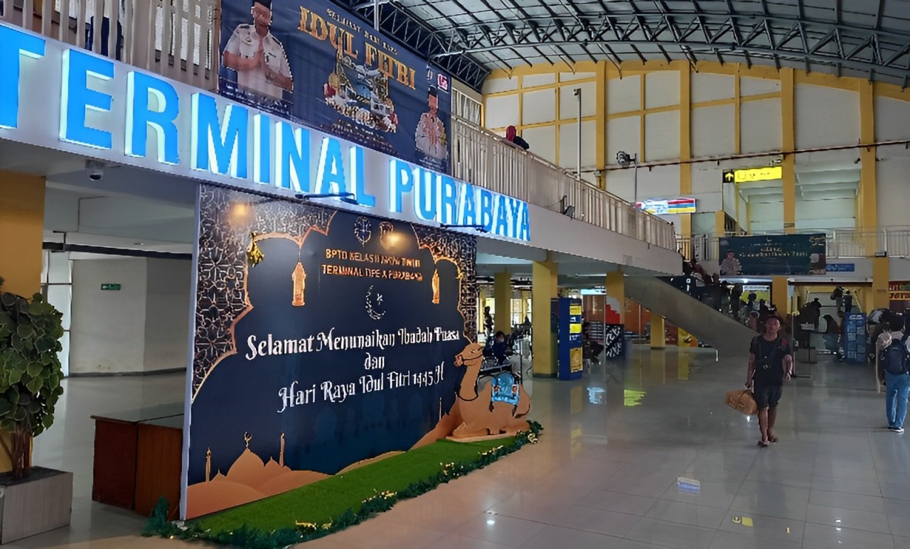RAMAI: Pendatang baru yang masuk ke Sidoarjo lewat Terminal Purabaya di Bungurasih, Sidoarjo. (DOK)