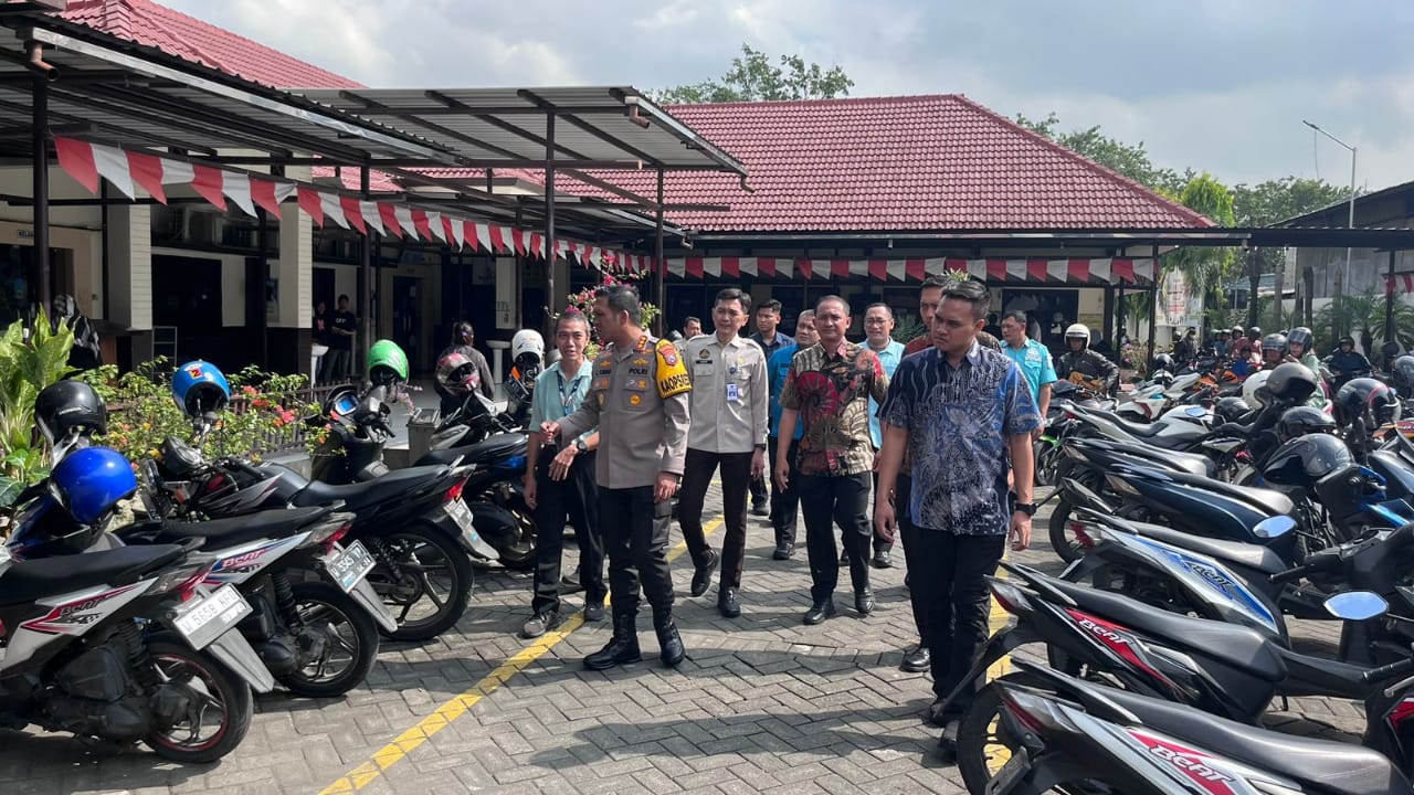 TEGAS : Kapolresta Sidoarjo Kombes Pol Christian Tobing mengecek pelayanan Samsat Sidoarjo. (IST)
