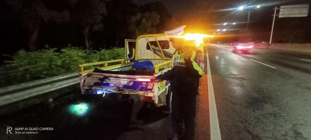 NAHAS: Polisi saat melakukan olah TKP di jalan tol Waru arah Sidoarjo. (IST)