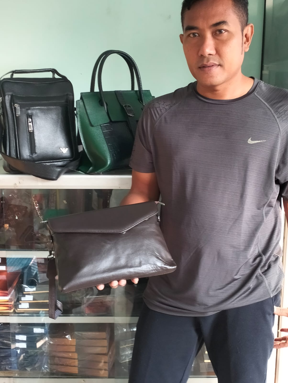 TEKUN: Pelaku UMKM Sidoarjo Agus Nugroho Priyadi.